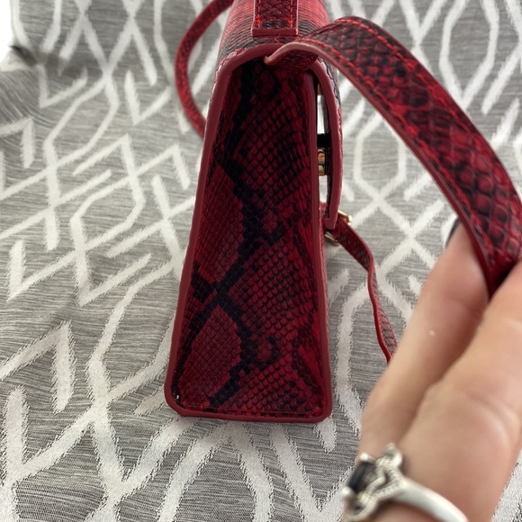 Framed Bag Handbag or Crossbody Red Snakeskin Snap Closure Removable Strap - Picture 8 of 8